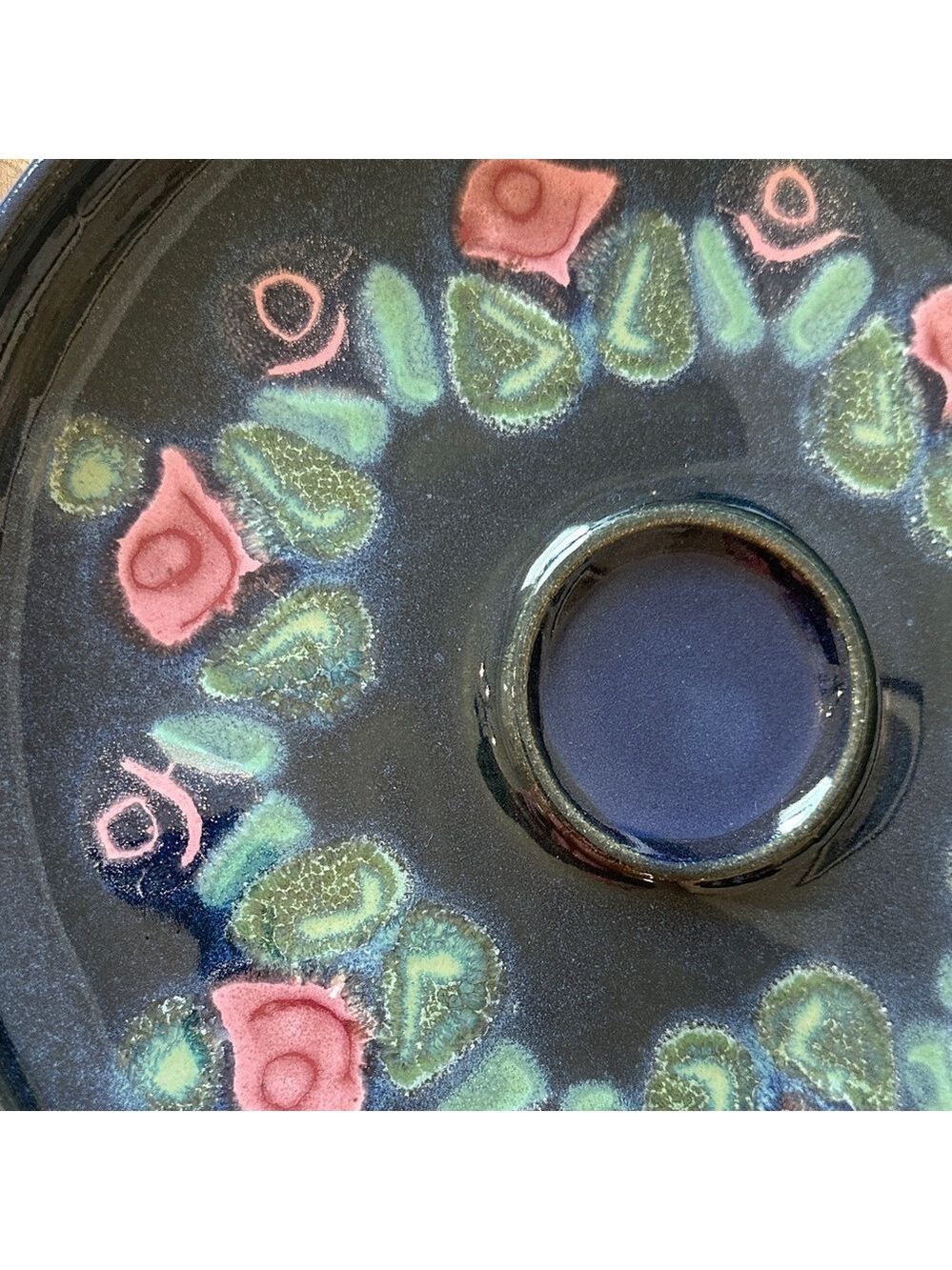 Susan deMay Signed ‘Floral’ Blue, Pink & Green 2-Piece Ceramic Chip & Dip Set - Picture 13 of 16